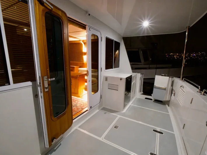 1600-RD Helmsman Aft Salon -Exterior