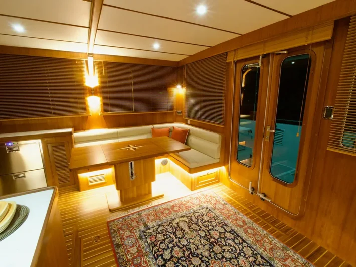 1600-RD Helmsman Aft Salon -Interior View