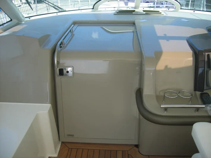 2000 Series - White Acylic - Pull Handle