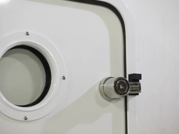 Bomar 1600-QA Interior Dog