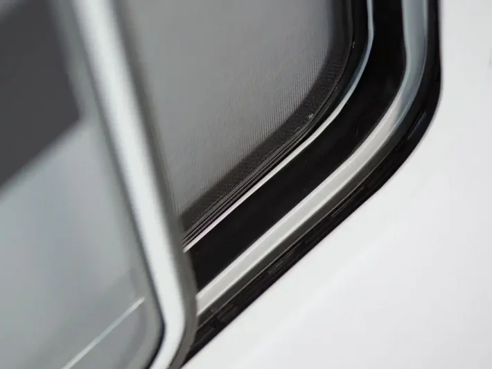 Bomar_8100Series_HorizontalSliding_BoatWindows_02_White