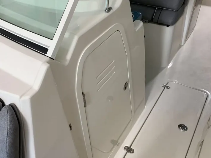Bomar_Aluminum2000_MPConsoleDoor_InstalledOnBoat_ExteriorView_01