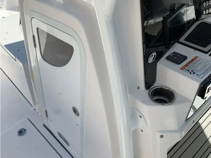 Bomar_Aluminum2000_MPConsoleDoor_InstalledOnBoat_ExteriorView_02